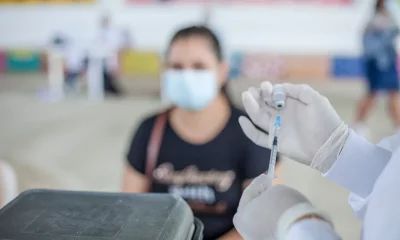 Los especialistas llaman a avanzar con los operativos de vacunación para prevenir futuros brotes o nuevas variantes. Foto: Infobae