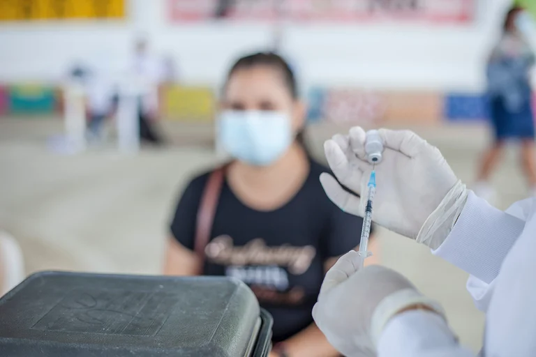 Los especialistas llaman a avanzar con los operativos de vacunación para prevenir futuros brotes o nuevas variantes. Foto: Infobae