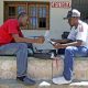 Dos jóvenes revisan documentos en el campus de la Universidad de Haití, en Puerto Príncipe. Foto: El País