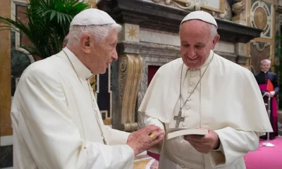 Benedicto XVI y el papa Francisco. Foto: Infobae.