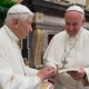 Benedicto XVI y el papa Francisco. Foto: Infobae.