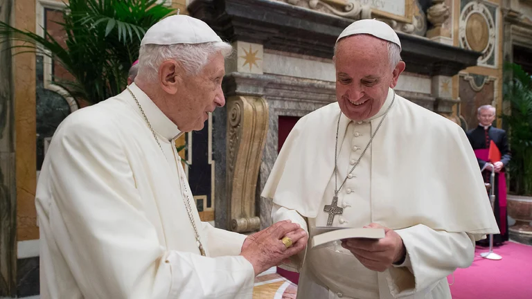 Benedicto XVI y el papa Francisco. Foto: Infobae.