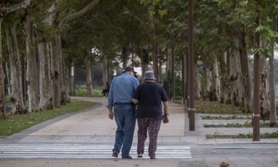 Una pareja de ancianos camina por la calle agarrada del brazo. Foto: El País