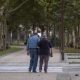 Una pareja de ancianos camina por la calle agarrada del brazo. Foto: El País