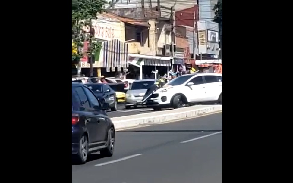 El agente de tránsito encima del capó de la camioneta. Captura de video.