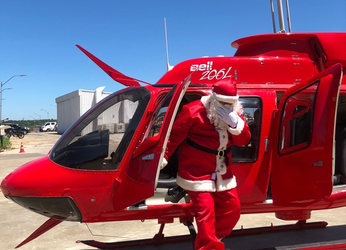 El helicóptero rojo que utilizará Papá Noel este lunes para llegar al Hospital de Clínicas. Foto: Eduardo Sánchez