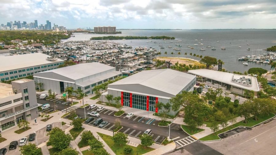 Pinta Miami en lo que fuera un hangar de PanAm. Cortesía