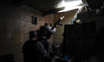 Una unidad de fuerzas especiales entra a una casa en San Salvador, el 31 de enero. Foto: El País