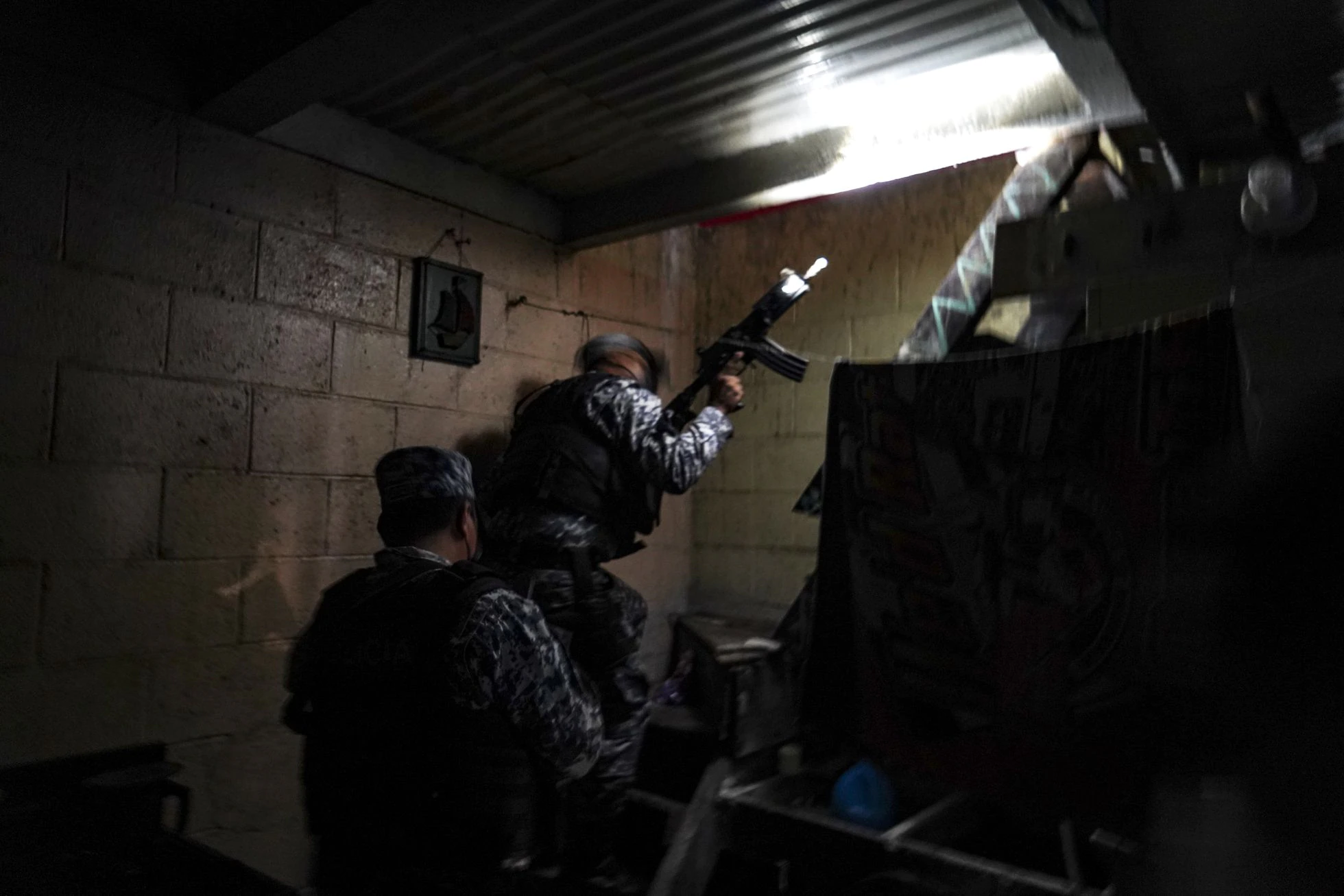 Una unidad de fuerzas especiales entra a una casa en San Salvador, el 31 de enero. Foto: El País