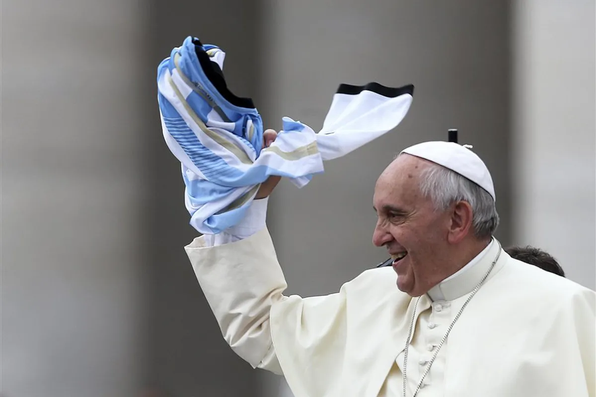 Francisco con una camiseta argentina en el Vaticano. Foto: La Nación.ar