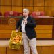 Senador Daniel Rojas con una caja de tomates producto del contrabando. Foto: Gentileza