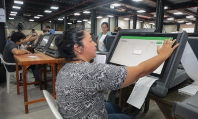 Votación en urnas electrónicas. Foto de archivo