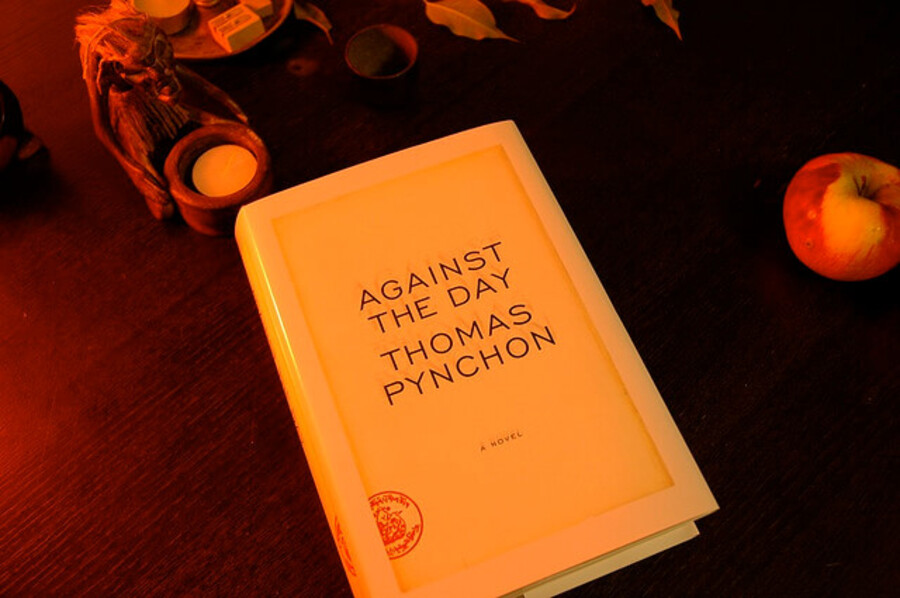 Portada de "Against the Day", de Thomas Pynchon. Cortesía