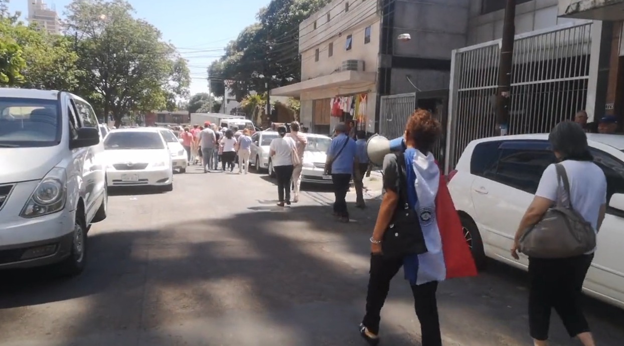 Jubilados del IPS se manifestaron frente a las oficinas administrativas de la institución. Foto: Captura