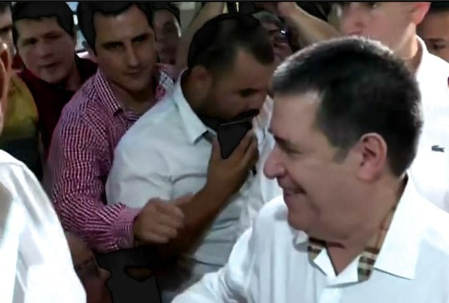 Horacio Cartes al momento de ingresar al local de votación. Foto: Captura