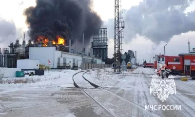 Incendio en una refinería de Rusia. Foto: Infobae