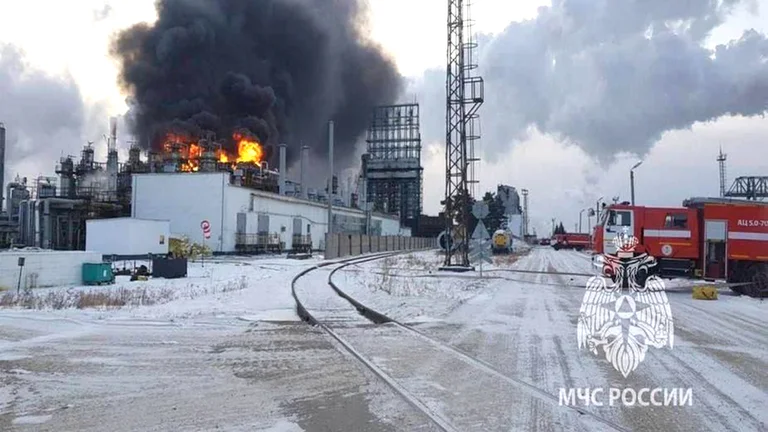 Incendio en una refinería de Rusia. Foto: Infobae