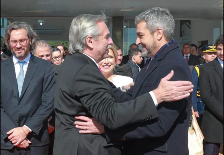 Los presidentes Mario Abdo Benítez y Alberto Fernández durante un encuentro en la ciudad de Ayolas. Foto Presidencia.