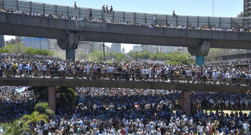 La euforia popular multiplicada por cientos de miles de hinchas. Fotos: Eliana Obregón y Osvaldo Fantón de Télam