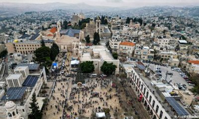 Vista aérea de la Basílica de la Natividad y la plaza colindante, con un gran árbol de Navidad.. Foto: DW