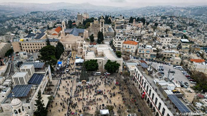 Vista aérea de la Basílica de la Natividad y la plaza colindante, con un gran árbol de Navidad.. Foto: DW