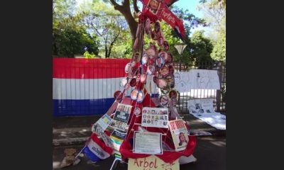 El árbol de la corrupción se instaló frente a la sede del Poder Judicial. Foto: Radio Caritas