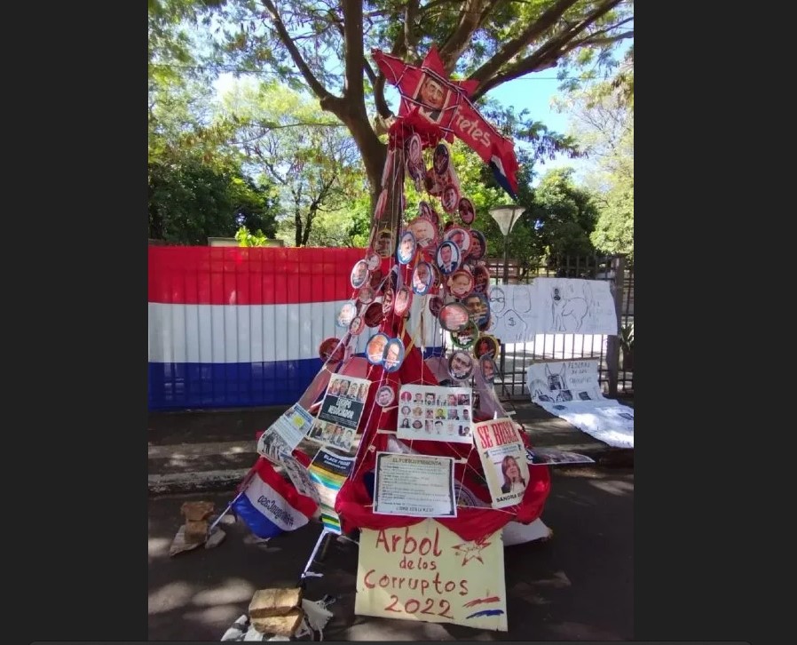 El árbol de la corrupción se instaló frente a la sede del Poder Judicial. Foto: Radio Caritas