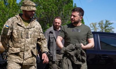 Militar ucraniano junto a Volodimir Zelenski. Foto referencial- Vaticans News
