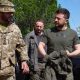 Militar ucraniano junto a Volodimir Zelenski. Foto referencial- Vaticans News