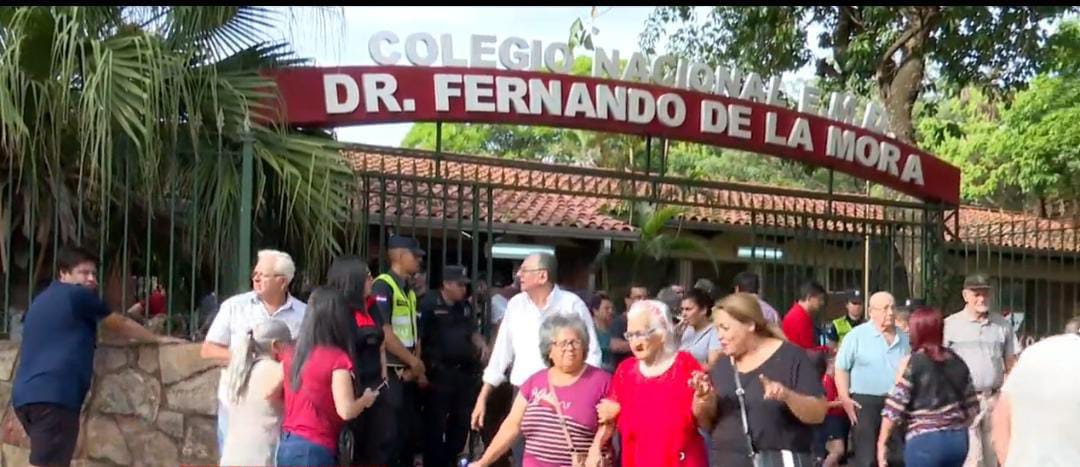 Se registraron incidentes con una encuestadora en el Colegio Fernando de la Mora. (Foto: Unicanal)