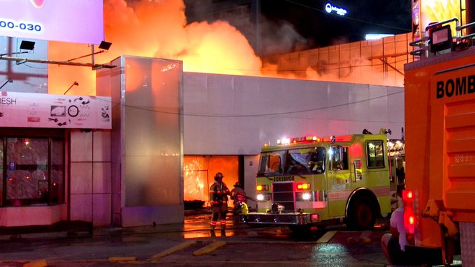 El incendio consumió todo el local. Foto: captura.