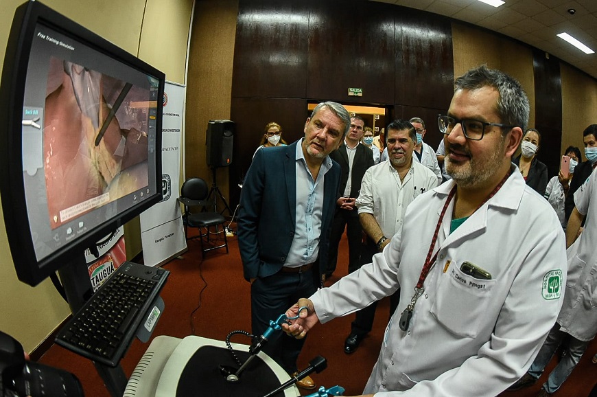 Momento de la inauguración de la máquina. (Foto: Prensa Salud)