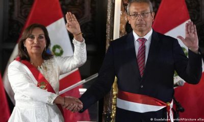 La presidenta de Perú, Dina Boluarte, tomó juramento a su primer ministro, Pedro Angulo Arana.. Foto: DW