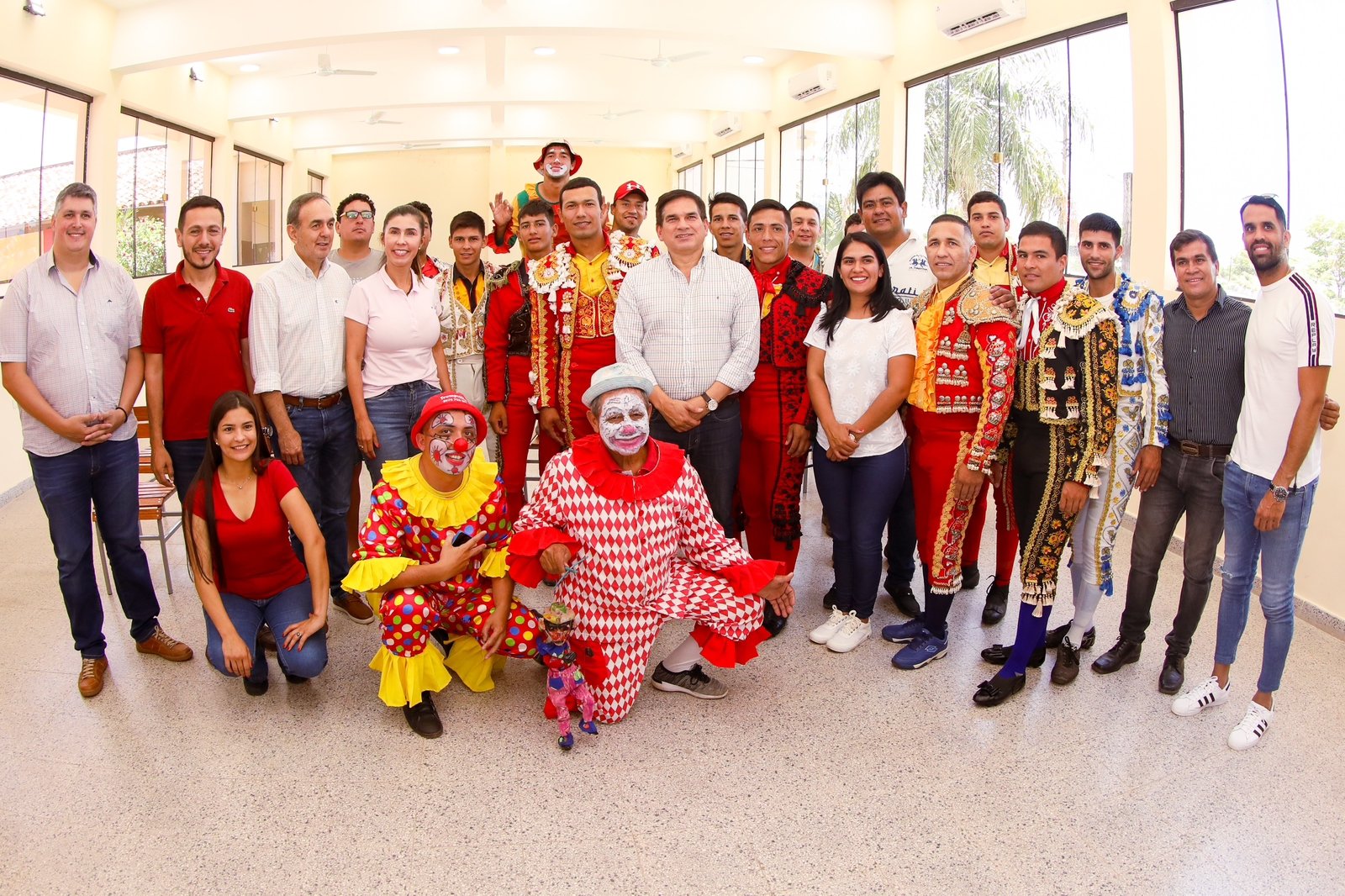 La Gobernación de Paraguarí hizo entrega de un adelanto para la construcción de la primera Plaza de Toros de ese departamento. Foto: Gentileza