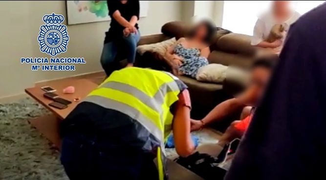 Las víctimas de explotación sexual vivían hacinadas en un cuarto de calderas. Foto: Captura