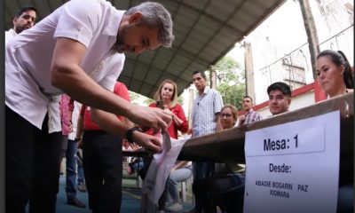 Mario Abdo Benítez al depositar su voto. Foto: En Línea Py.