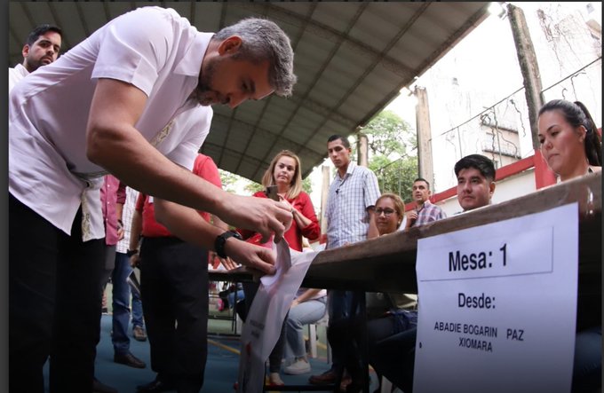 Mario Abdo Benítez al depositar su voto. Foto: En Línea Py.