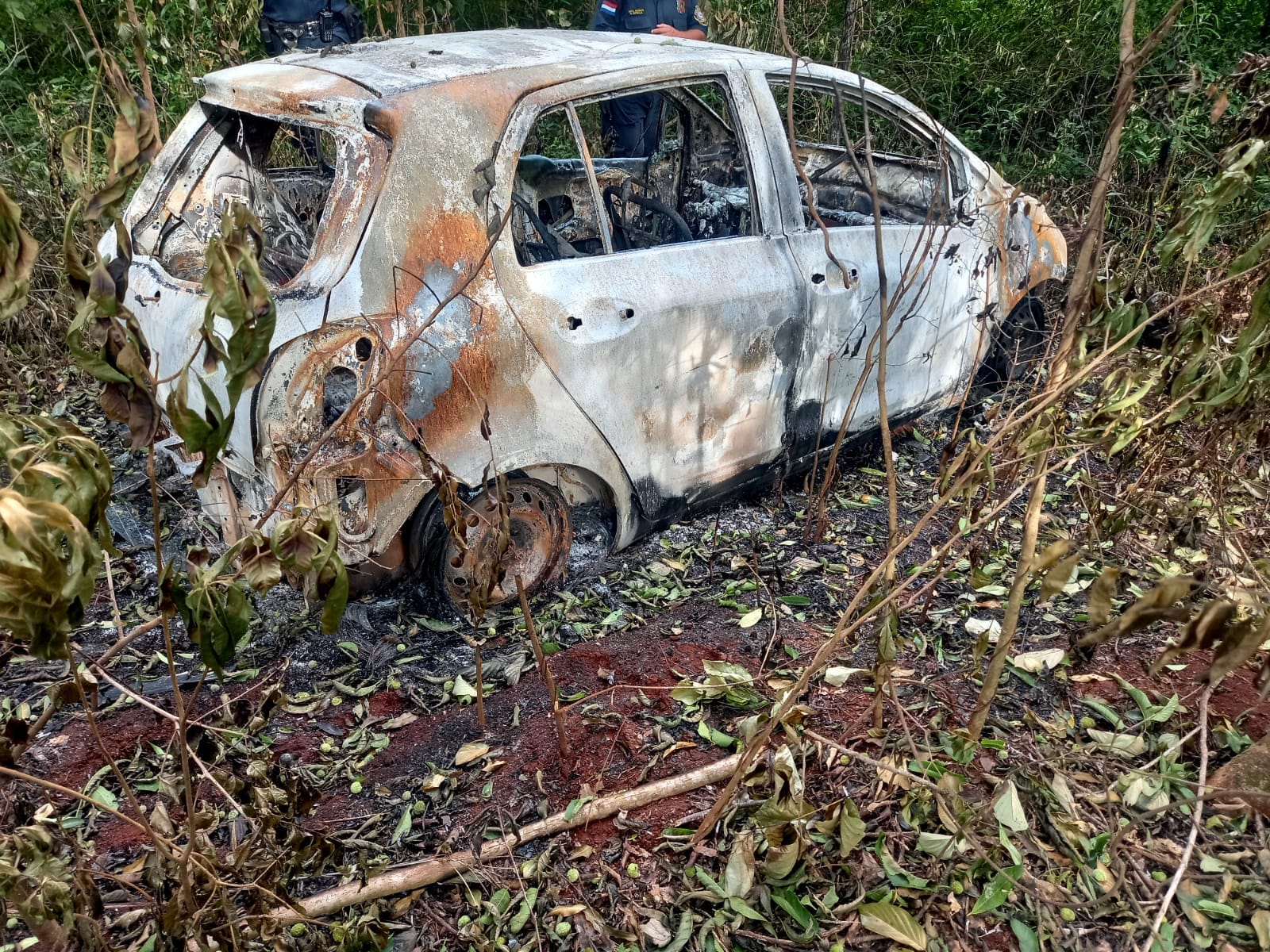 El vehículo de Adrián Arzamendia Traversi fue encontrado totalmente quemado a solo 1.000 metros del hallazgo del cadáver. Foto: Ministerio Público