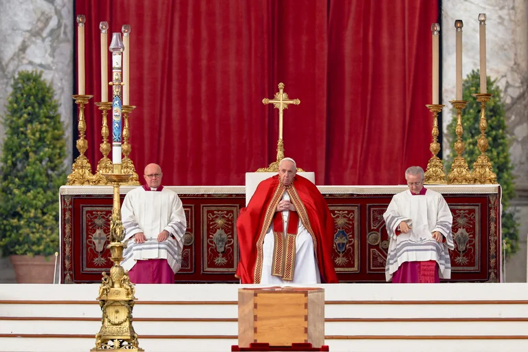 Papa Francisco presidió el funeral de Benedicto XVI. Foto: Infobae