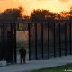 Un miembro de la Guardia Nacional del Ejército de Texas vigila una abertura en el muro fronterizo, cerca de un campamento improvisado de migrantes. Foto: DW- Archivo: 17.09.2021