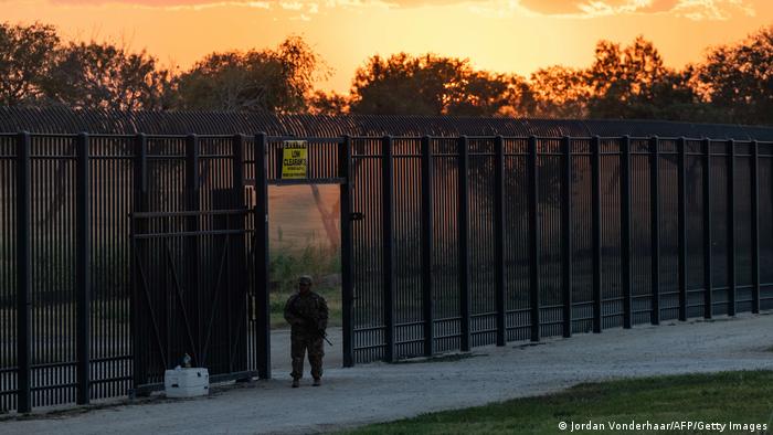Un miembro de la Guardia Nacional del Ejército de Texas vigila una abertura en el muro fronterizo, cerca de un campamento improvisado de migrantes. Foto: DW- Archivo: 17.09.2021