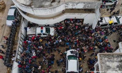 Cerca de 600 migrantes de 12 países fueron encontrados, en noviembre del 2021, hacinados en la parte trasera de dos camiones que se desplazaban por el estado mexicano de Veracruz. Foto: DW