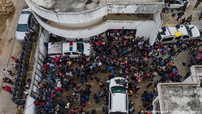 Cerca de 600 migrantes de 12 países fueron encontrados, en noviembre del 2021, hacinados en la parte trasera de dos camiones que se desplazaban por el estado mexicano de Veracruz. Foto: DW