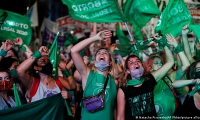 Feministas celebran la aprobación del aborto legal en Buenos Aires. Foto: DW