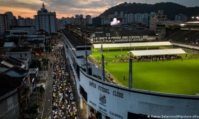La gente espera en fila para entrar en el estadio Vila Belmiro donde Pelé, el fallecido gran futbolista brasileño yace en capilla ardiente. Foto:DW