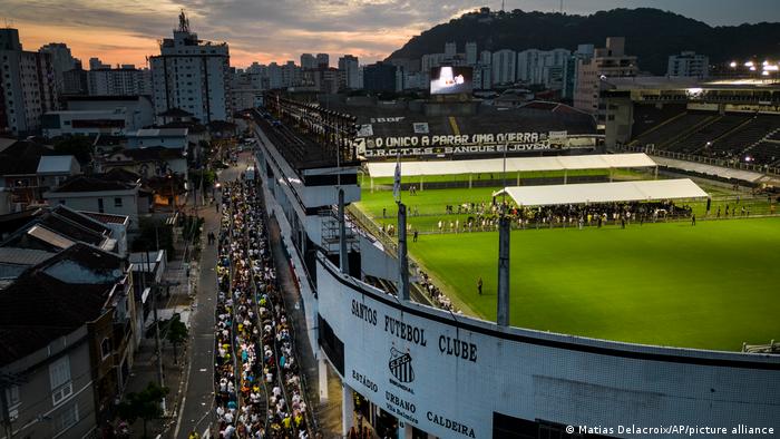 La gente espera en fila para entrar en el estadio Vila Belmiro donde Pelé, el fallecido gran futbolista brasileño yace en capilla ardiente. Foto:DW