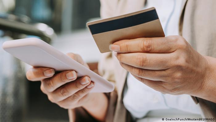 Muchas mujeres dejan decisiones financieras en manos de hombres. Foto: DW