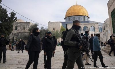 La policía israelí escolta a los visitantes judíos al complejo de la mezquita de Al-Aqsa, conocido por los musulmanes como el Noble Santuario y por los judíos como el Monte del Templo, en la Ciudad Vieja de Jerusalén. Foto: DW