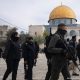 La policía israelí escolta a los visitantes judíos al complejo de la mezquita de Al-Aqsa, conocido por los musulmanes como el Noble Santuario y por los judíos como el Monte del Templo, en la Ciudad Vieja de Jerusalén. Foto: DW