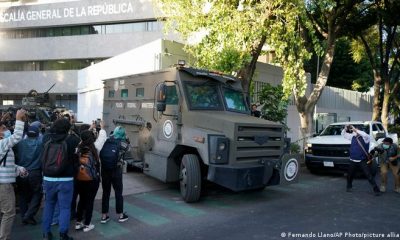 Periodistas toman fotos a un transporte blindado que sale del edificio de la fiscalía donde fue llevado Ovidio Guzmán, uno de los hijos del ex jefe del cártel de Sinaloa, Joaquín "El Chapo" Guzmán, detenido el jueves 5 de enero de 2023. Foto: DW